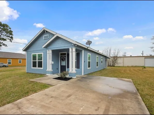 2940 Pearl Ave, Groves, TX 77619