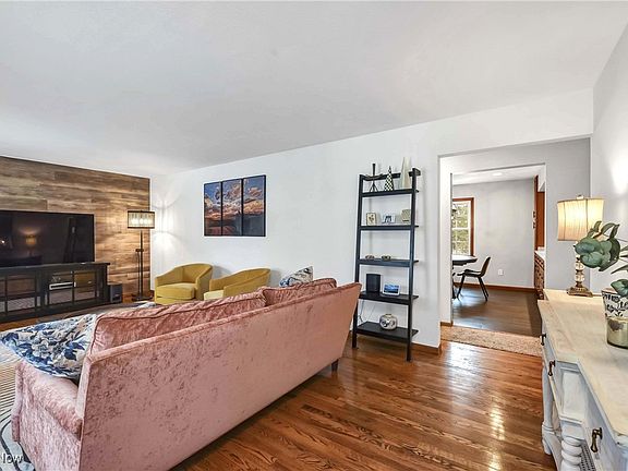 2nd image of 8435 Sunnydale Dr