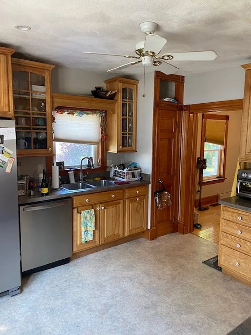 Huge 3 Bed 2 Bath Single Family on Fruit Hill — Photo 3