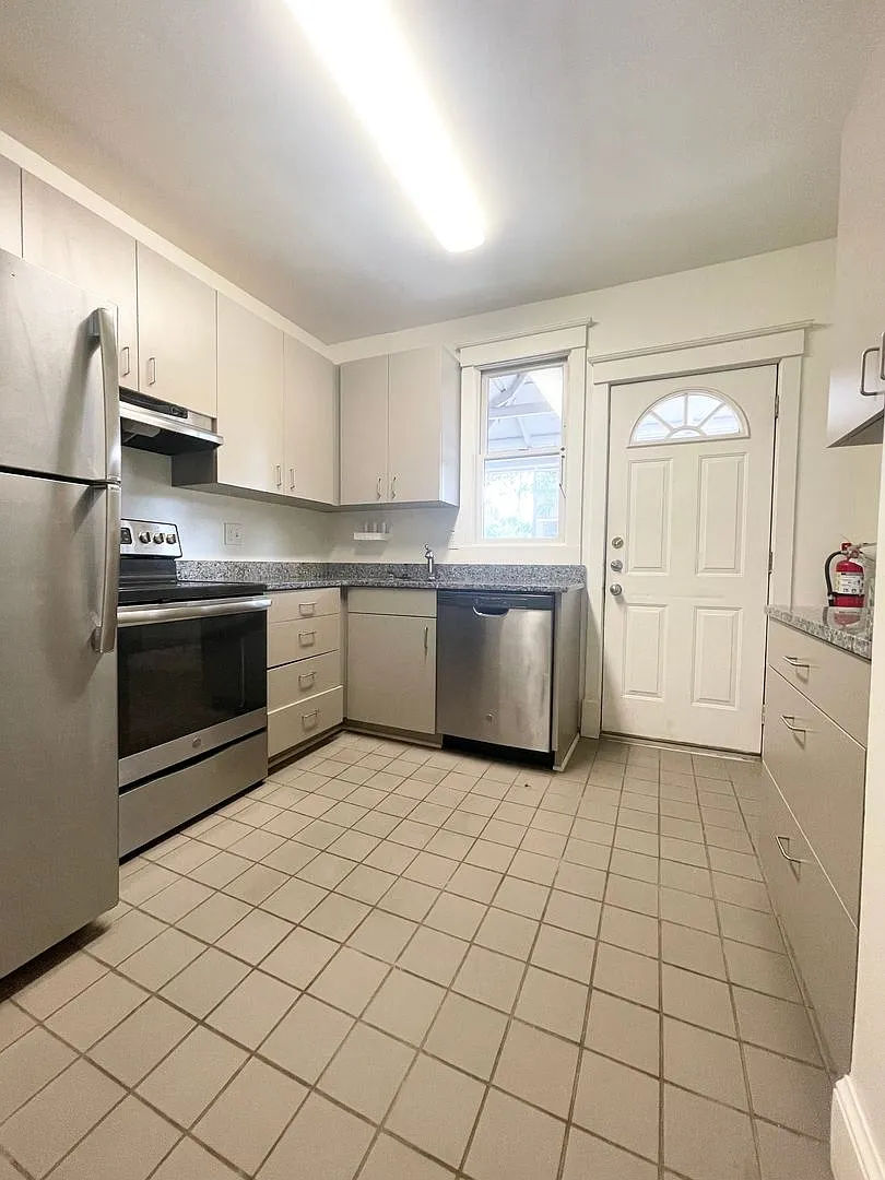 6 Bed/3.5 Bath Private Home Available August '27 — Photo 3
