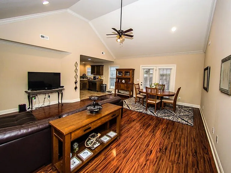 101 Windsor Dr — Photo 3