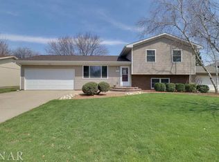3020 Ann Dr, Bloomington, IL