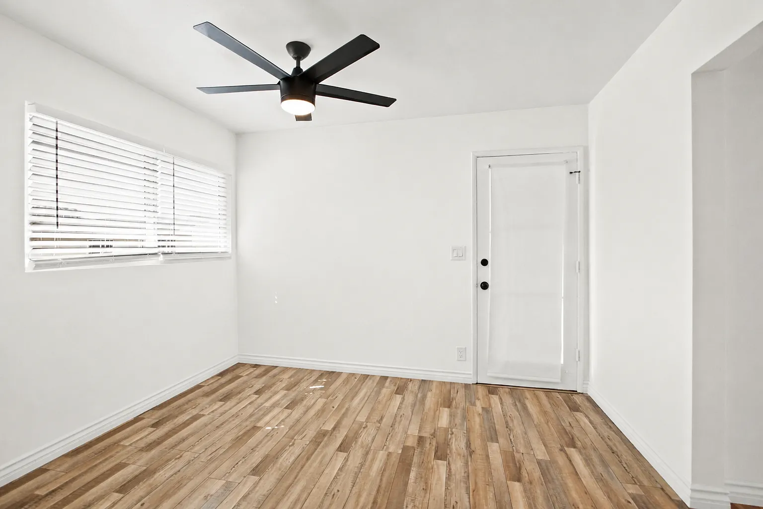 2 bed, 1050 sqft, $4,100 — Photo 4