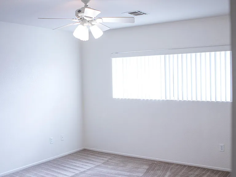 Master bedroom w/ en-suite (2nd floor)