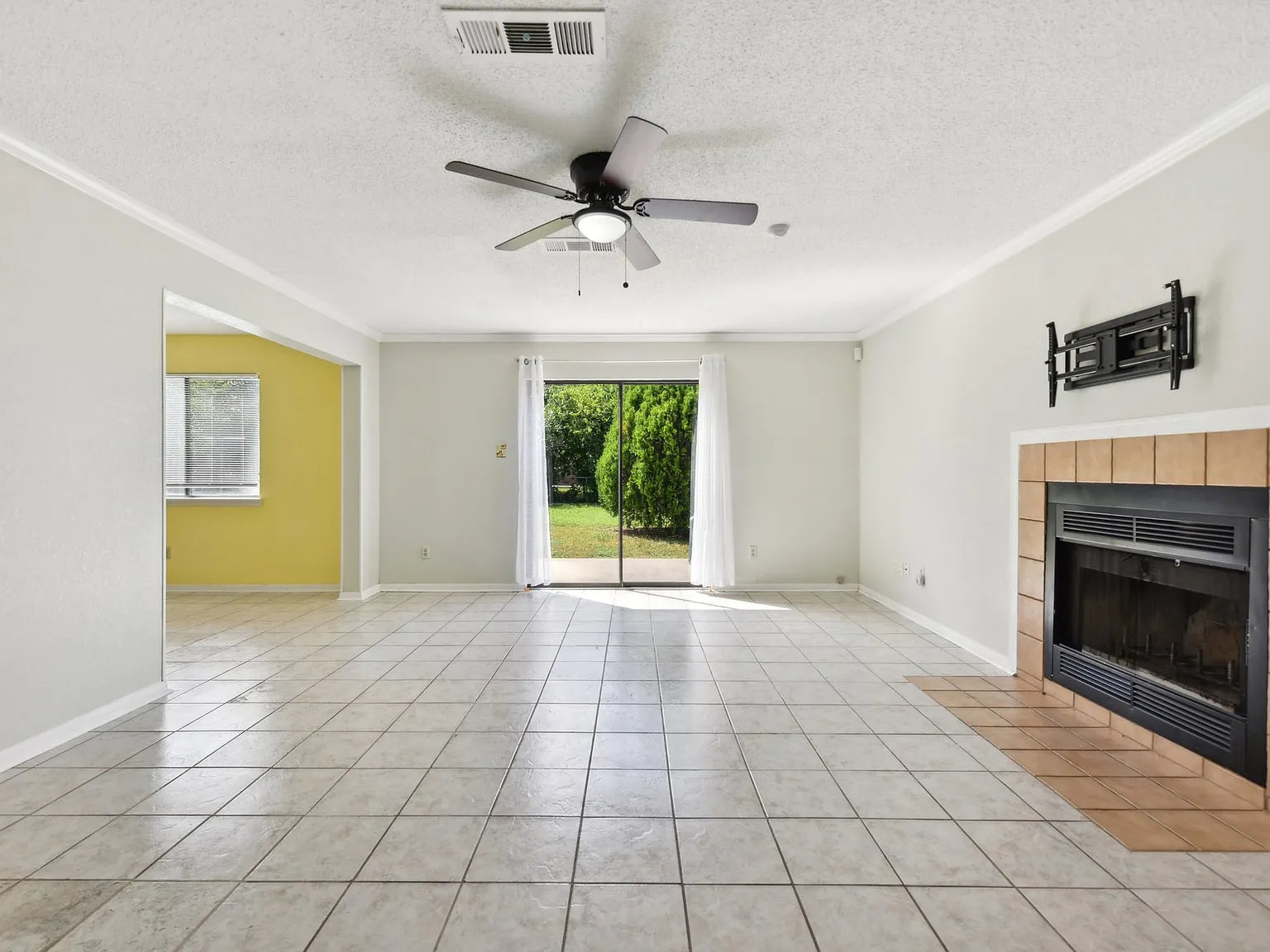 3217 Honeysuckle Dr — Photo 4