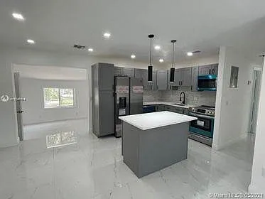 751 NW 18th St