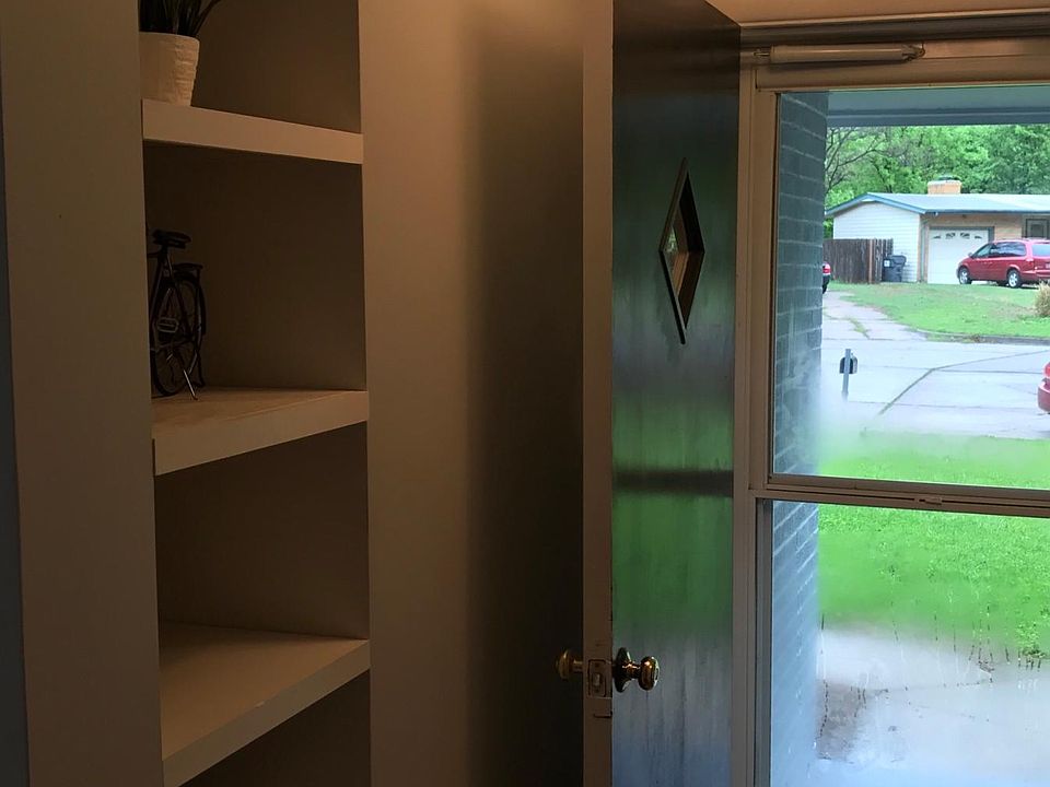 Built-in niche in entry hall