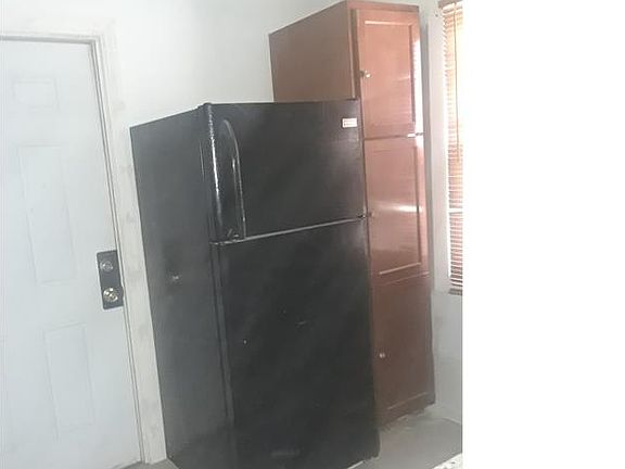 5th image of 942 N Dearborn St
