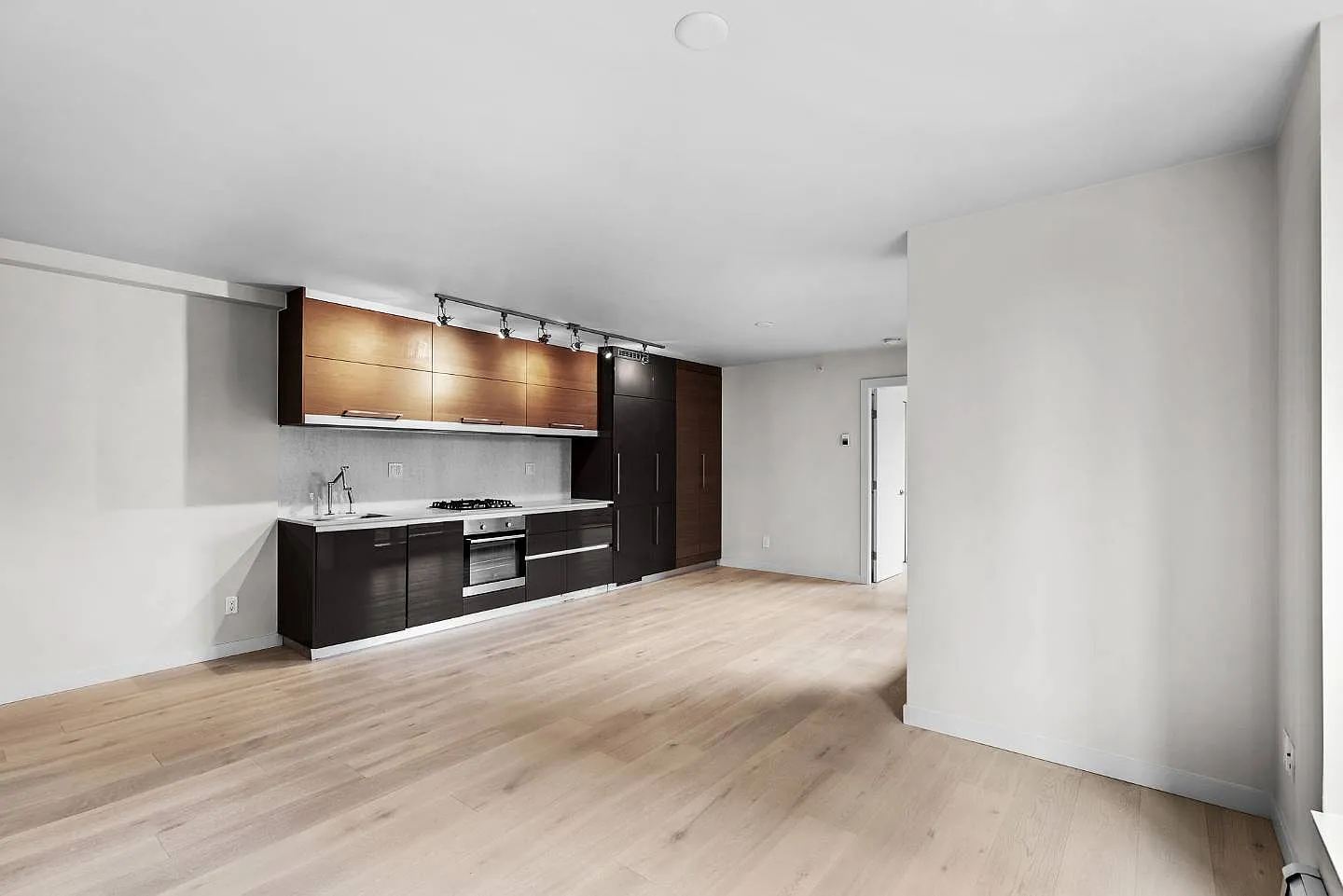 512-189 Keefer — Photo 4