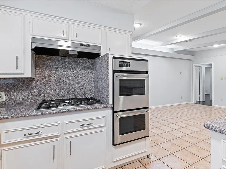 118 E Thornton Rd — Photo 4