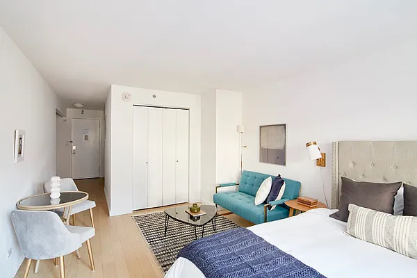 Rented by Manhattan Realty Group | media 13