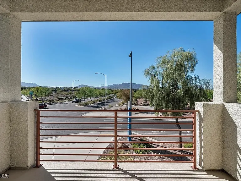 1012 E Sunset Rd — Photo 25