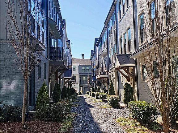 3rd image of 151 Chestnut Cir