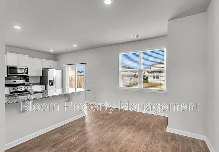 844 Lilyford Ln — Photo 10