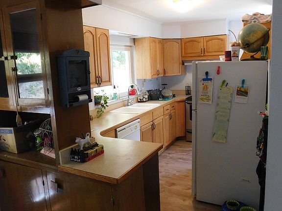 Full kitchen with fridge, oven/range and dishwasher