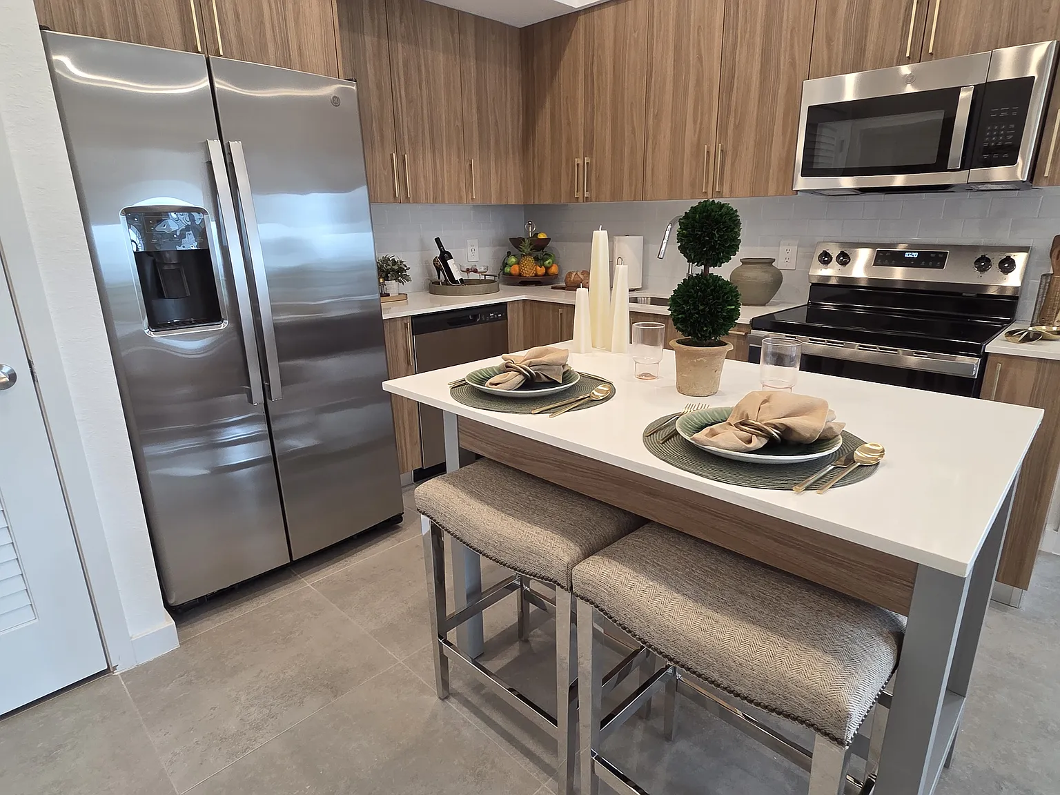 2 bed, 800 sqft, $2,599 — Photo 1