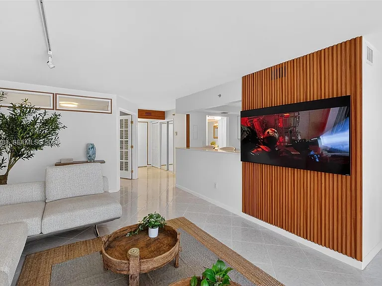 2401 Collins Ave #1406 — Photo 5