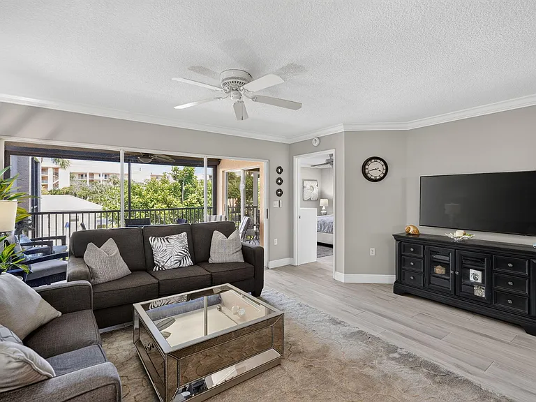 275 Palm Ave #D — Photo 8