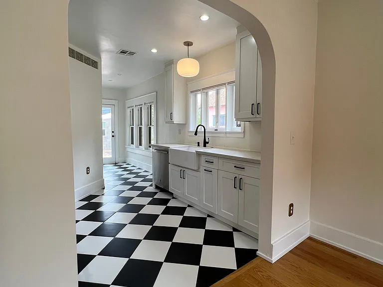 1130 E Palm Ln — Photo 11