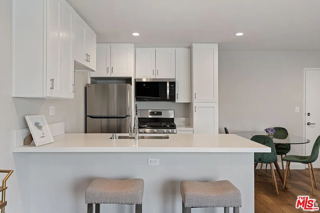 1 bed, 1.0 bath, 800 sqft, $2,500 — Photo 2