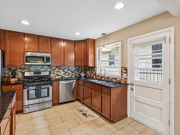 3rd image of 3049 Sumter Ave S