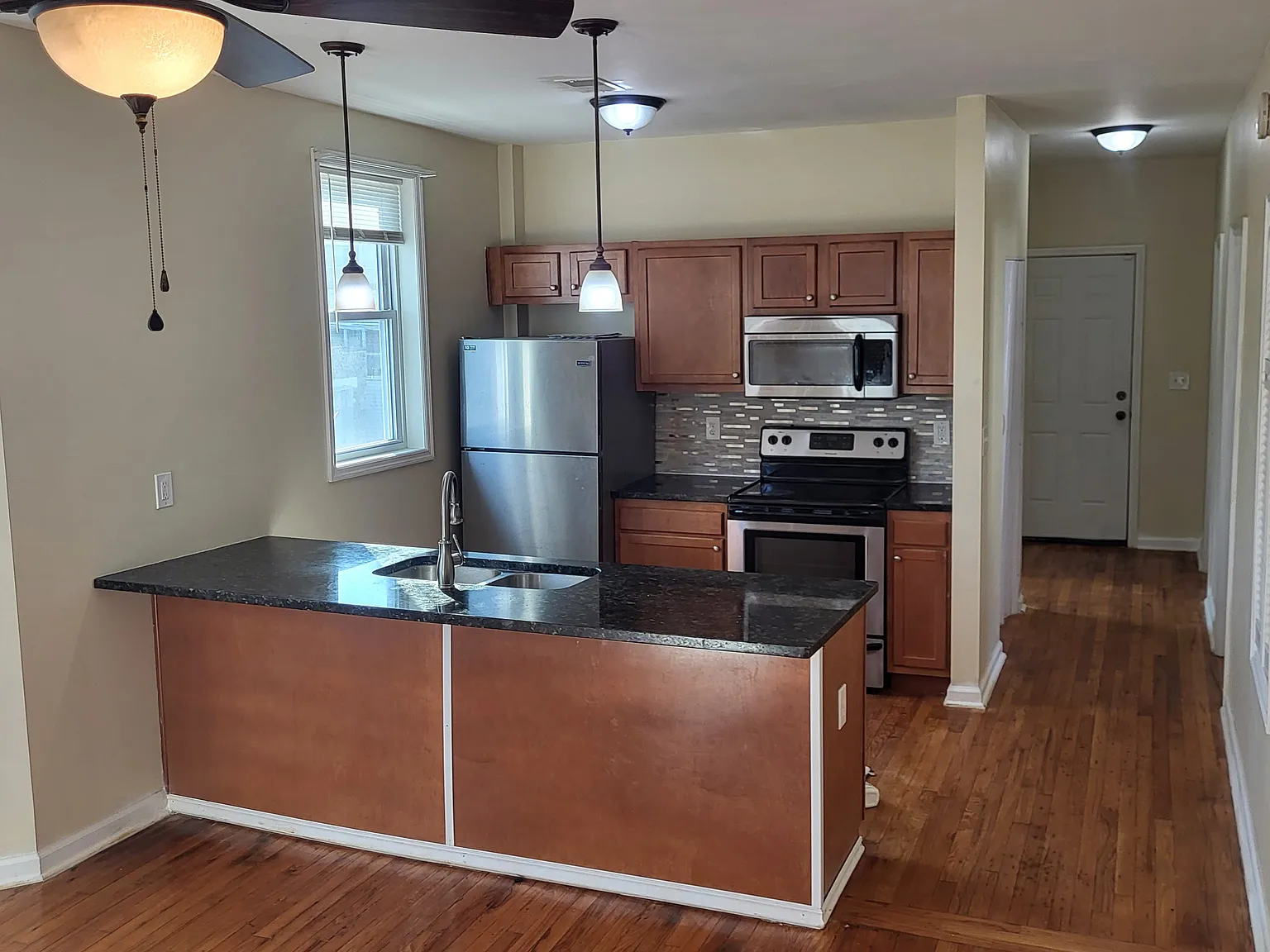 3 bed, 1600 sqft, $2,200 — Photo 1