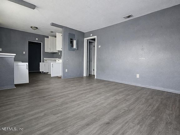 3rd image of 8202 EATON Avenue