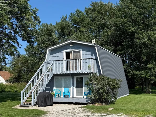 102 Fairview Ln, Kelleys Island, OH 43438