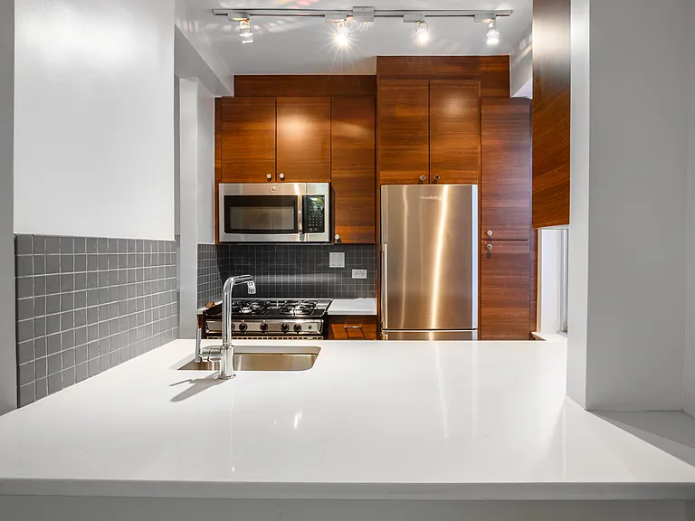 300 E 46th St #18A — Photo 2