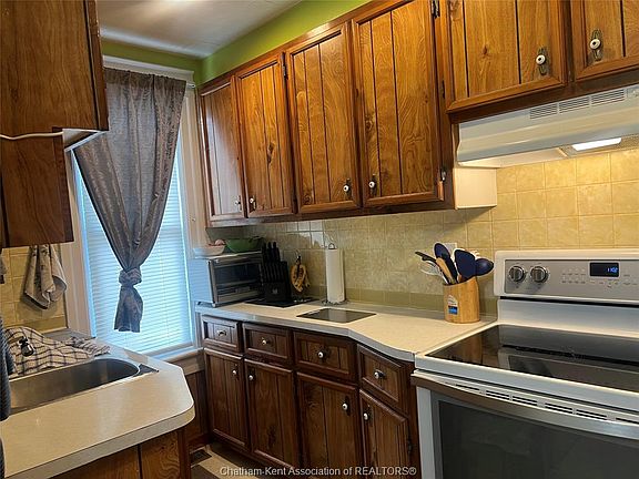 3rd image of 92 Baxter St