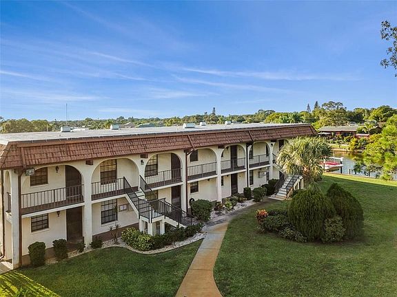 3rd image of 150 Englewood Isles Pkwy Unit 105
