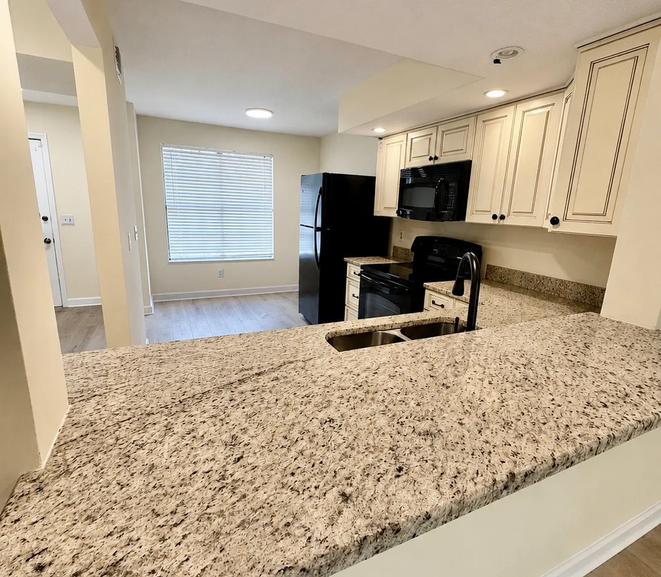 2 bed, 2.5 bath, 1120 sqft, $2,000 — Photo 3