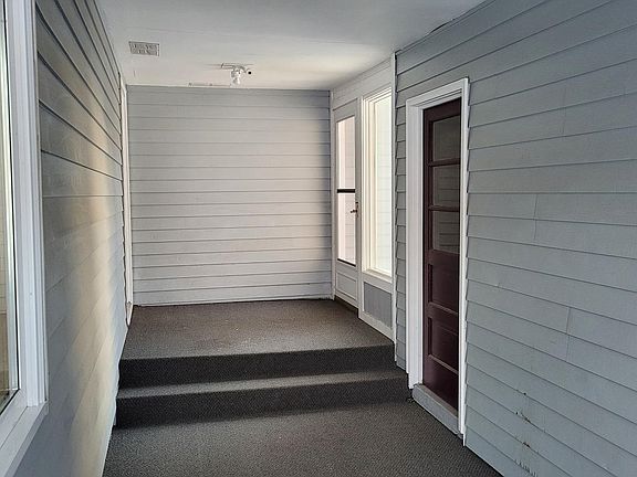 "Breezeway" between house & garage