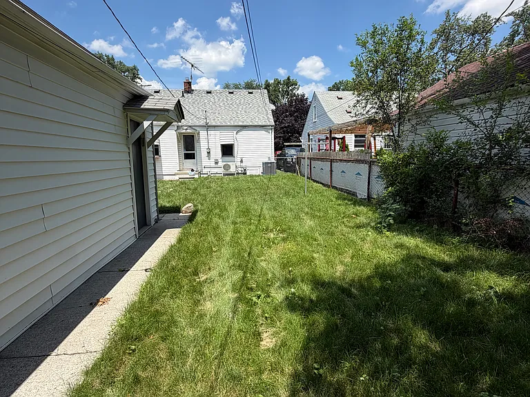 24087 Lehigh St — Photo 21
