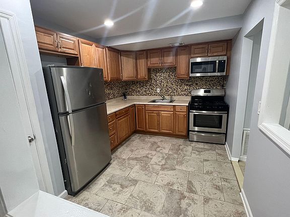 5th image of 25 College Dr #25