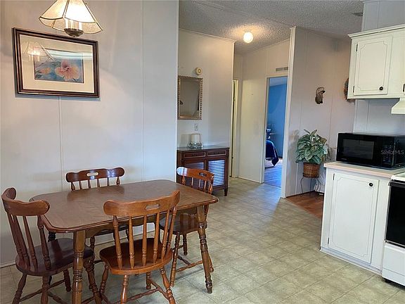 5th image of 701 Riverview Cir