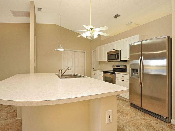 3rd image of 1792 Laramie Cir