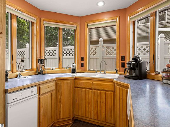 4th image of 1425 Paczesny Pl