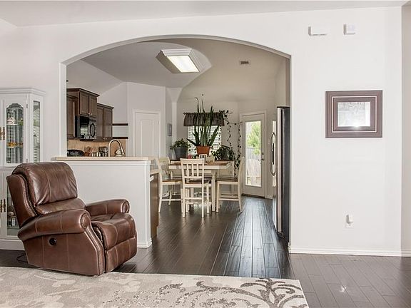 5th image of 3900 Trenton Pl