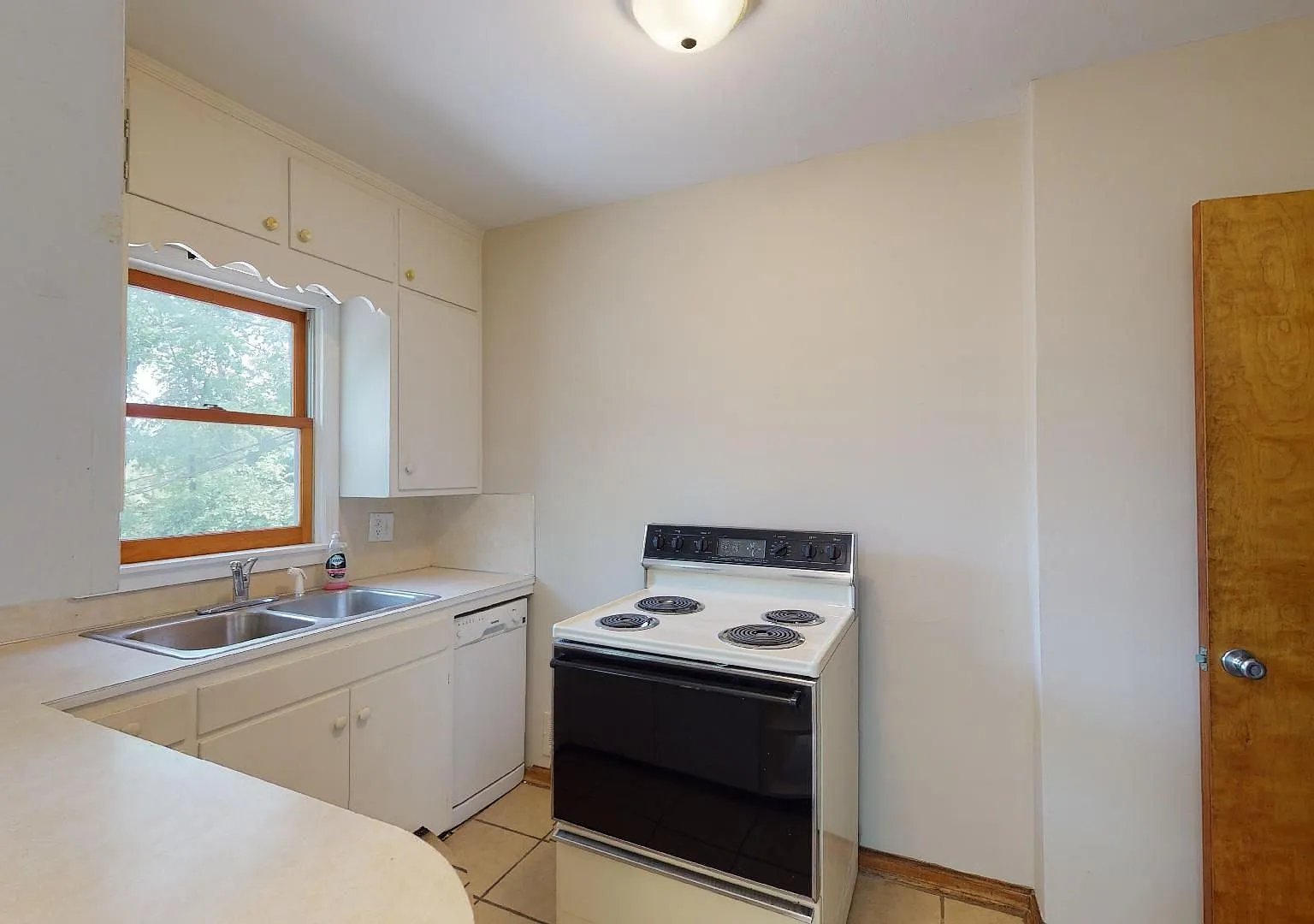 Walk to ISU Washer/Dryer 3 Large Bedrooms Only $450/person * Available Immediately — Photo 3