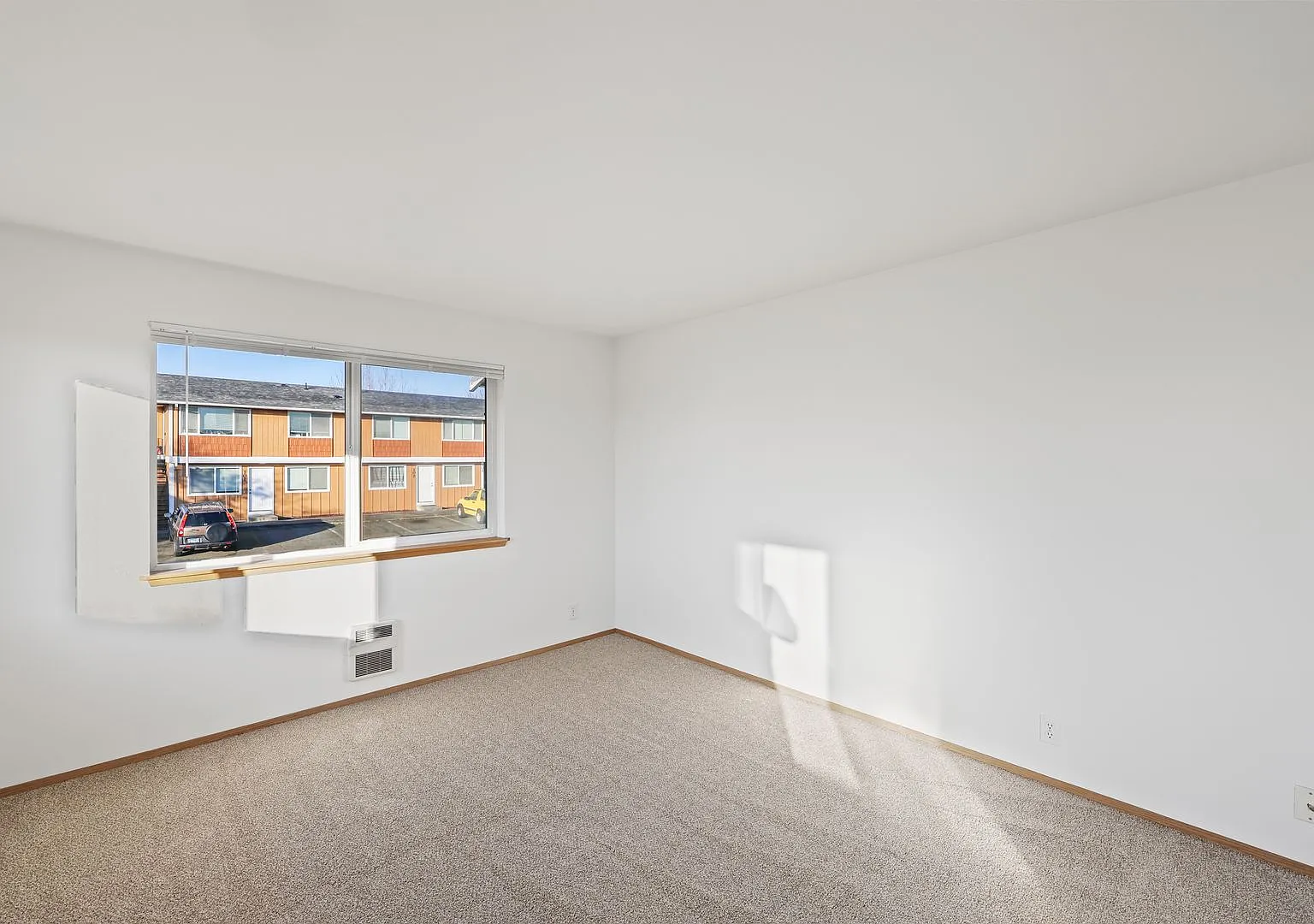 2 Bed 1 Bath - Pet per Approval - Downtown Location - NAS Whidbey — Photo 3