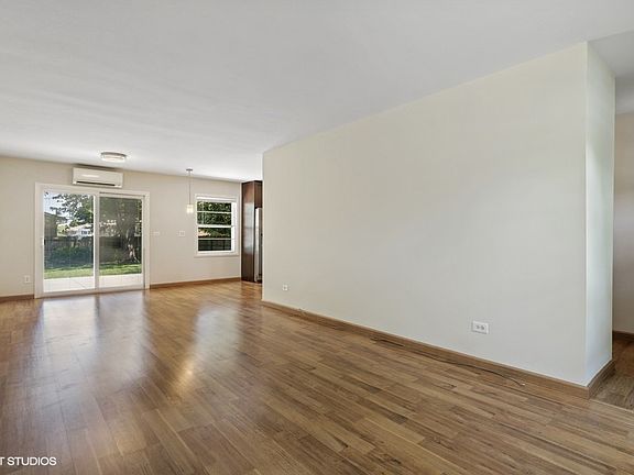 3rd image of 121 Wilshire Dr
