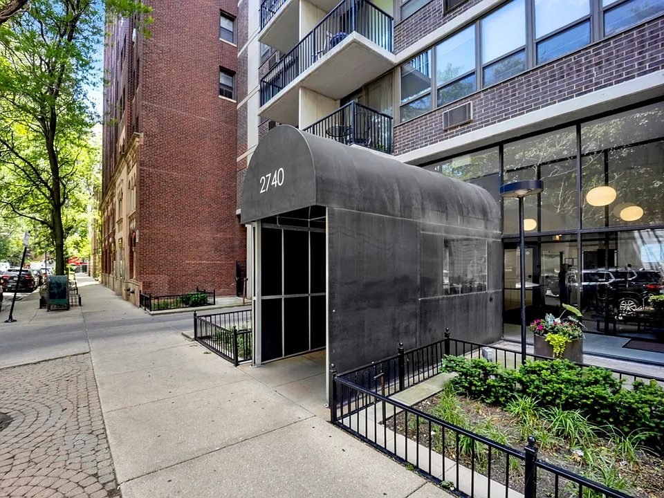 2740 N Pine Grove Ave #9