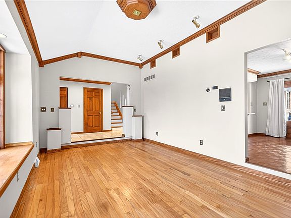 4th image of 16 Ridgewood Dr
