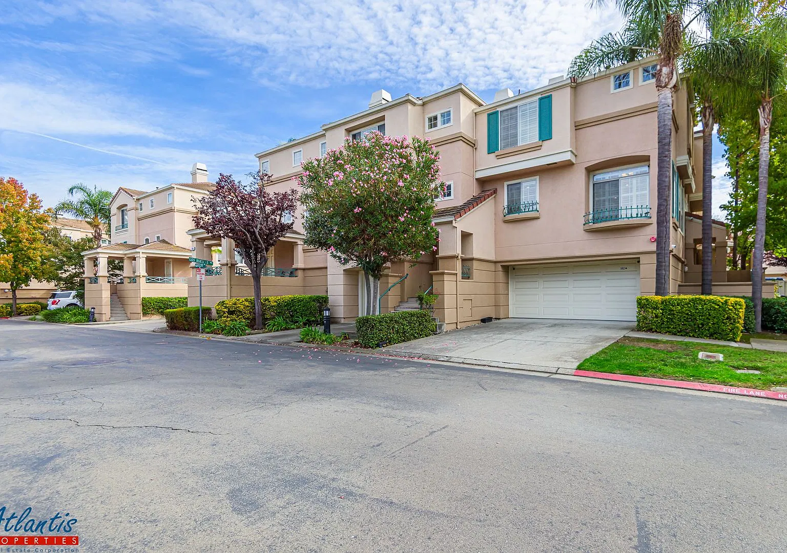 Lovely Townhouse | Desirable Location — Photo 1