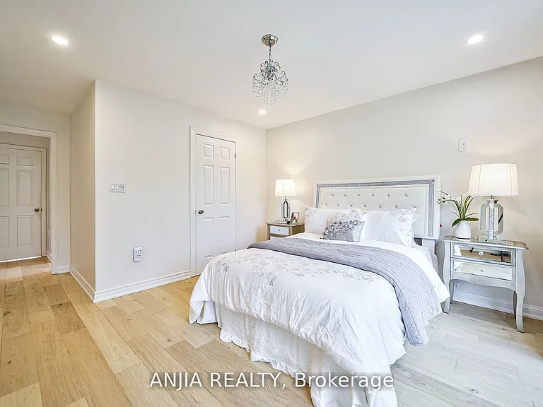 322 Hillsdale Ave E — Photo 12