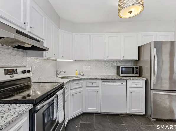 22 Radio Pl APT 8, Stamford, CT 06906