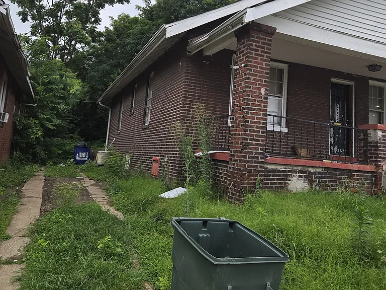 4335 Darby St — Photo 2