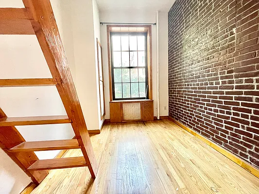 Rented by HOLTON REAL ESTATE INC. | media 17