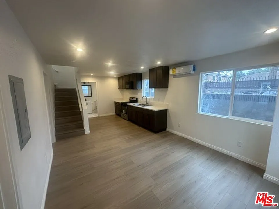 3 bed, 3.0 bath, 1257 sqft, $3,400 — Photo 4